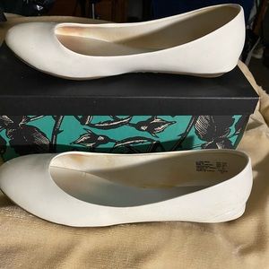 Flats size 10 W.  MAKE AN OFFER
